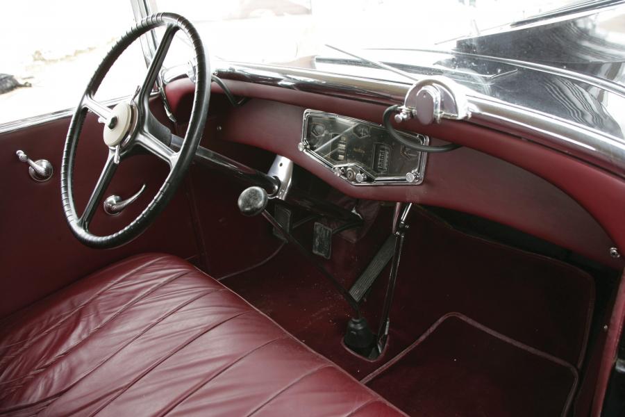 Интерьер Auburn 8-90 Convertible Coupe 1929 года  (фото 4 из 22)